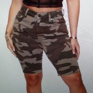 Women's Camo Bermuda Shorts Size 7